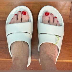 NWT Size 9 OOFOS Slides